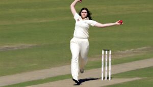 women-in-cricket-bowler